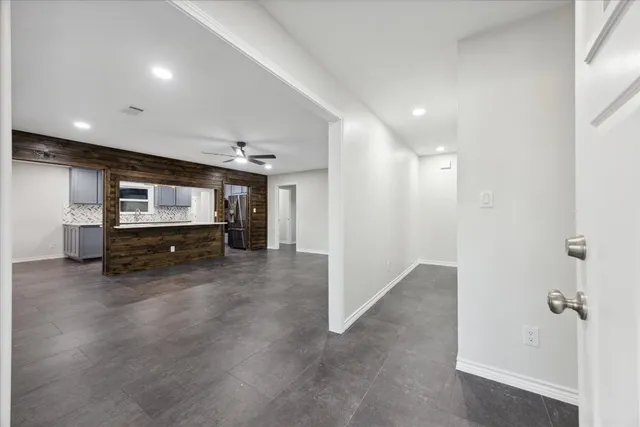a view of room with furniture and a projector