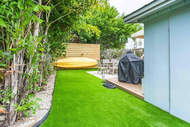 a view of yard with green space