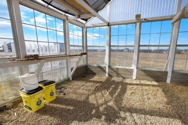 a view of a back yard