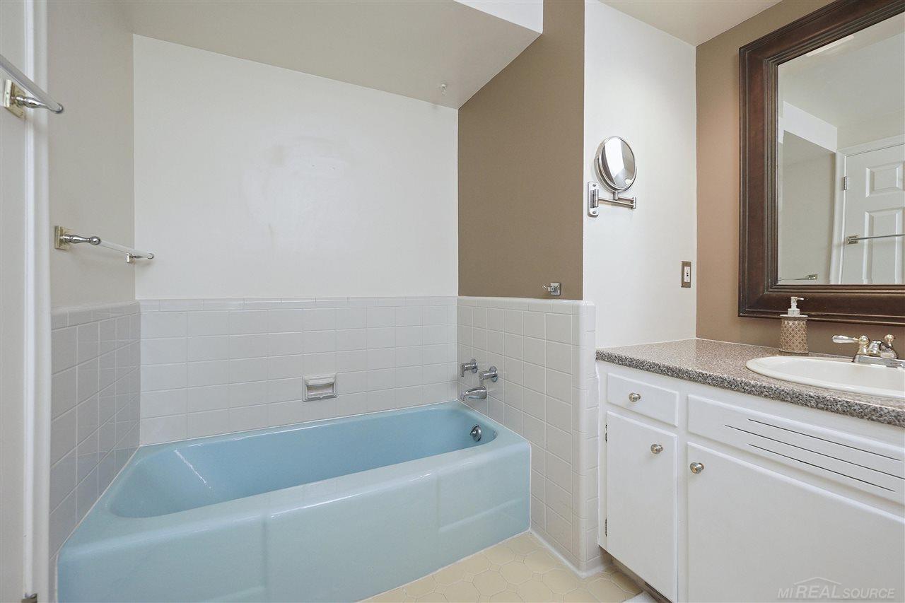 1622 Prestwick Road Grosse Pointe Woods, MI 48236 - Photo 25 of 39