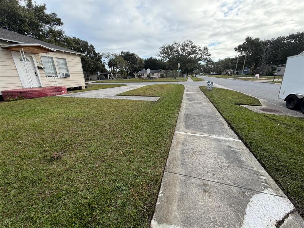 a view of a house with a yard
