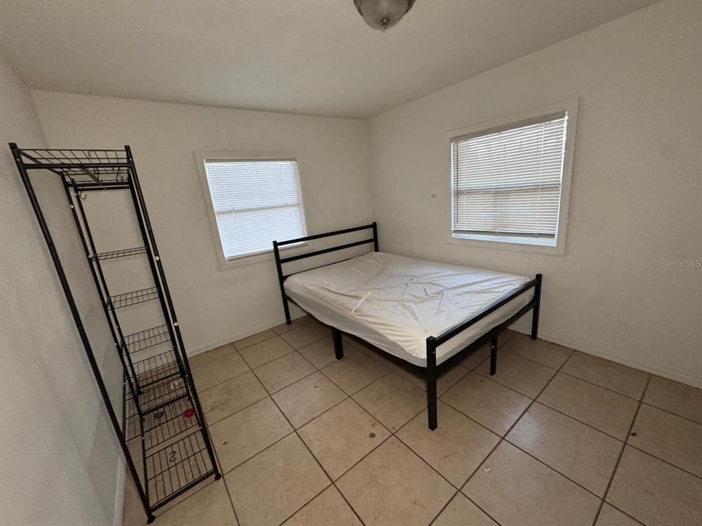 4201 Cepeda Street Orlando, FL 32811 - Photo 16 of 17 a room with table and window