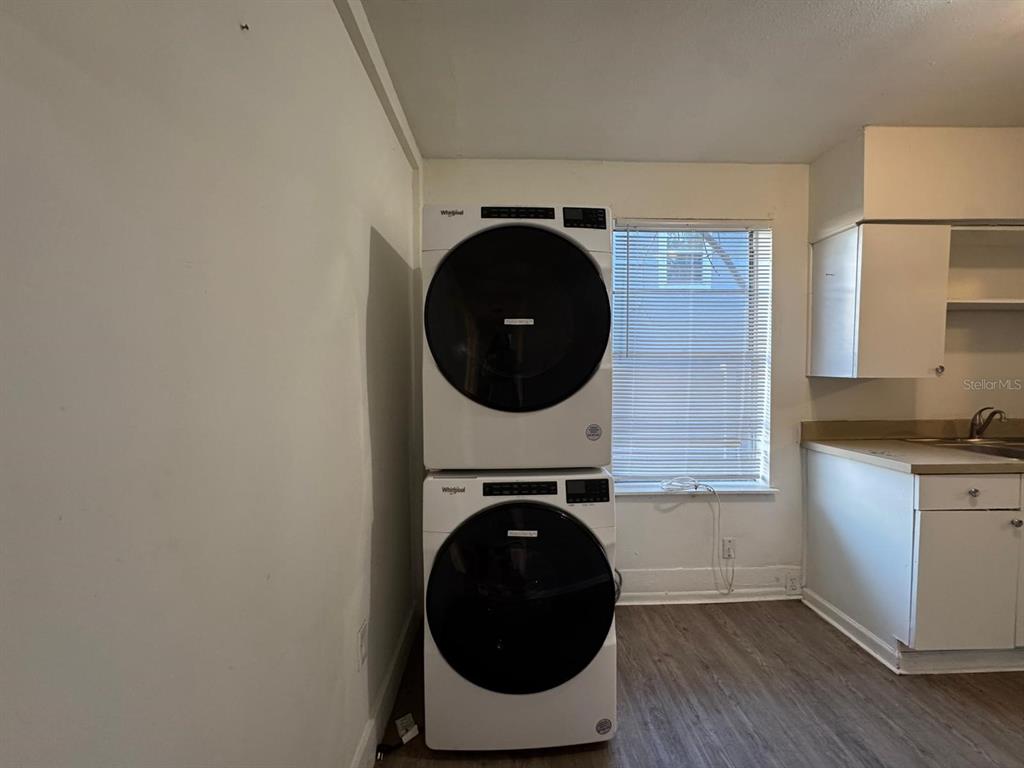 4201 Cepeda Street Orlando, FL 32811 - Photo 9 of 17 a utility room with dryer and washer