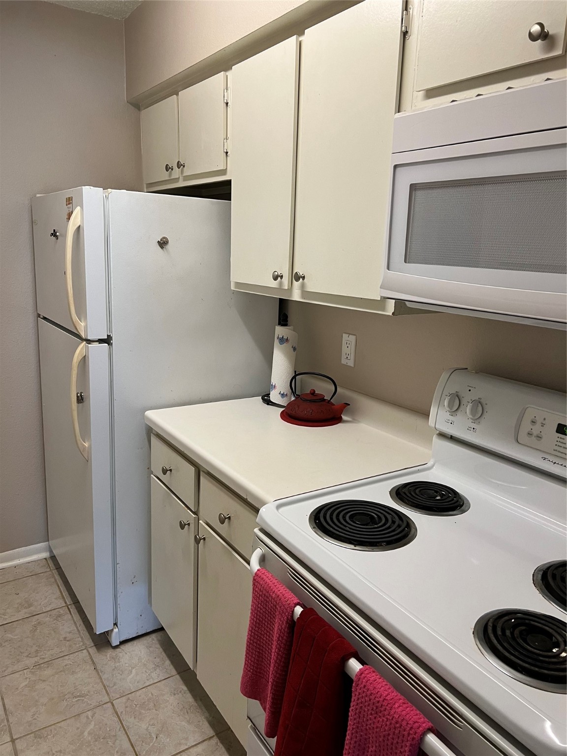 1900 Bay Area Boulevard, Unit 243 Houston, TX 77058 - Photo 4 of 10 a kitchen with a refrigerator and a sink