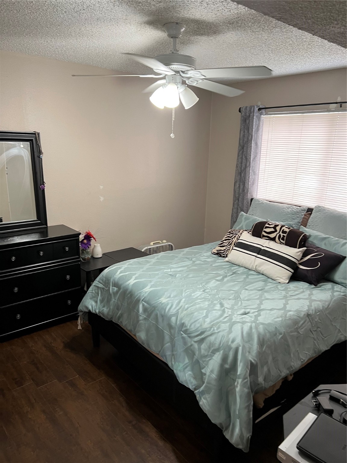 1900 Bay Area Boulevard, Unit 243 Houston, TX 77058 - Photo 6 of 10 a bedroom with a bed and a dresser