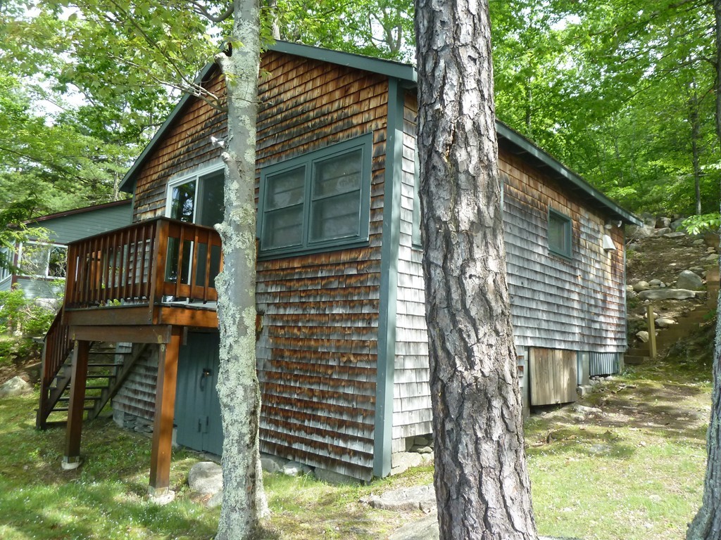 a view of a house with backyard