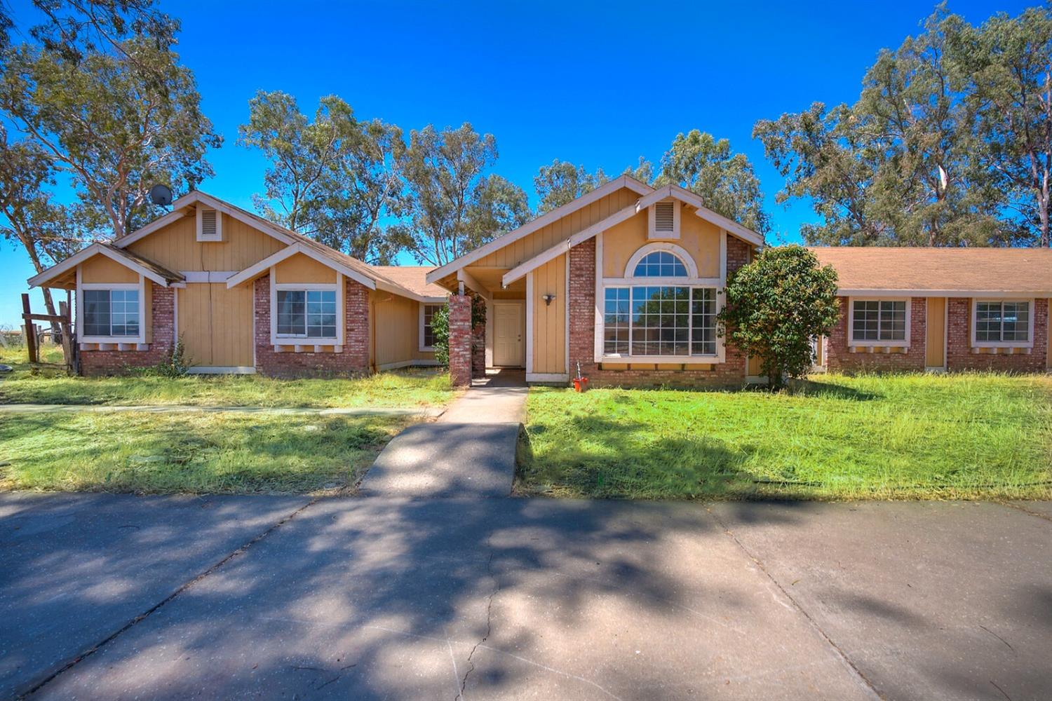 4427 East Catlett Road Lincoln, CA 95648 - Photo 11 of 51 a front view of a house with garden