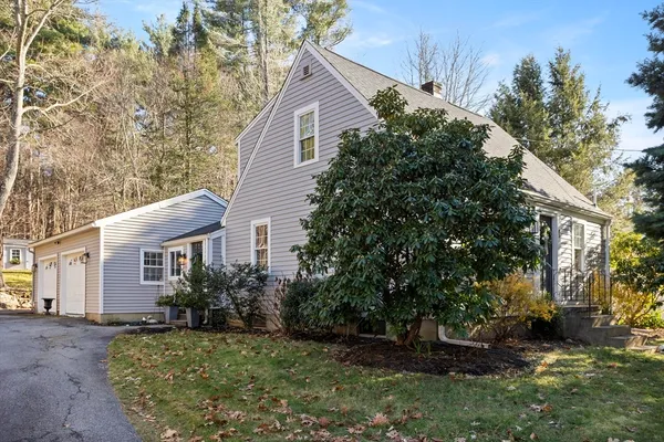 a view of a house with a yard