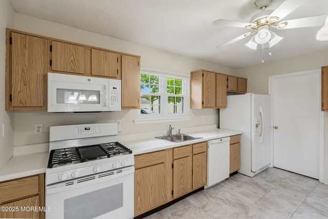 $310,000 | 23 Datchet Close, Unit 1000, Freehold, NJ 07728