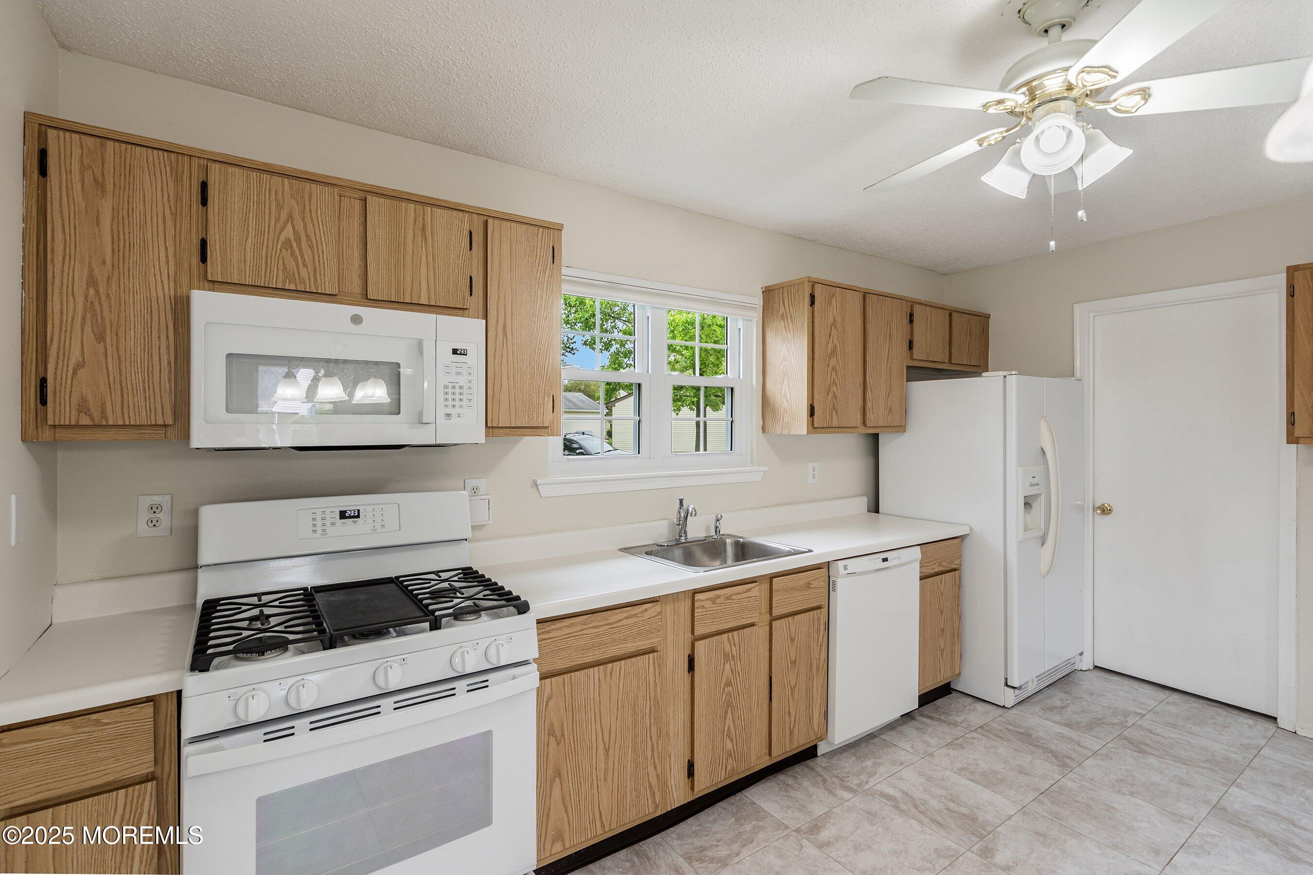 23 Datchet Close, Unit 1000 Freehold, NJ 07728 - Photo 9 of 28 09-Kitchen 1D