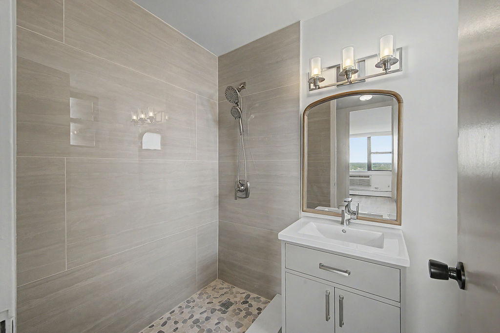 5740 North Sheridan Road, Unit 17C Chicago, IL 60660 - Photo 27 of 32