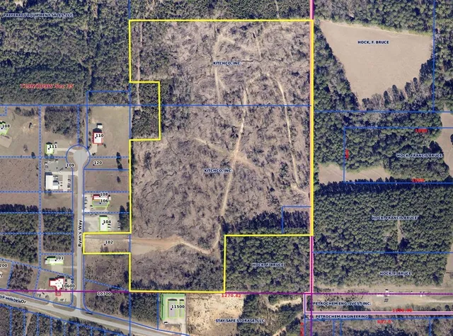 a view of a fountain in front of a house