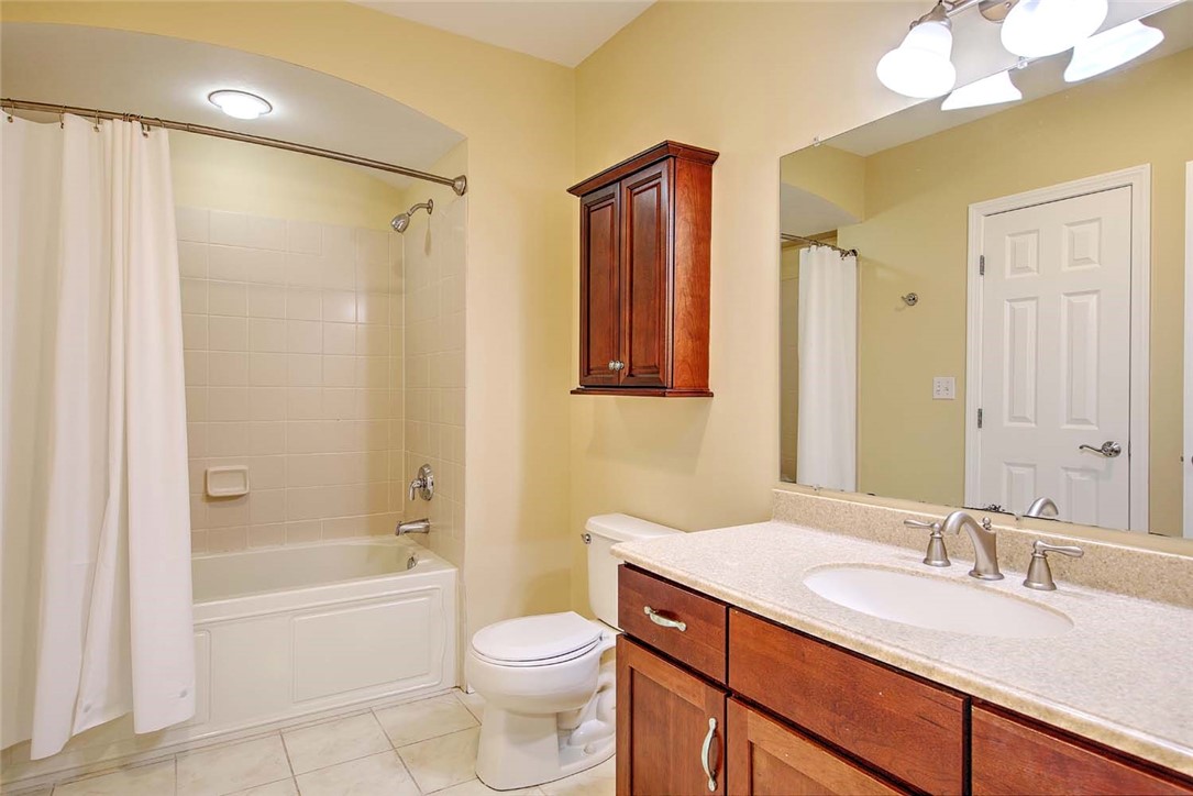 70 Turner Street, Unit E6 Warwick, RI 02886 - Photo 5 of 22 Photo of different unit in the complex.