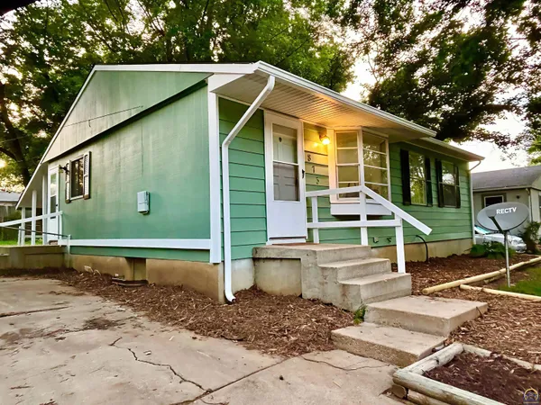 $129,900 | 873 Southeast Brookside Drive, Topeka, KS 66607