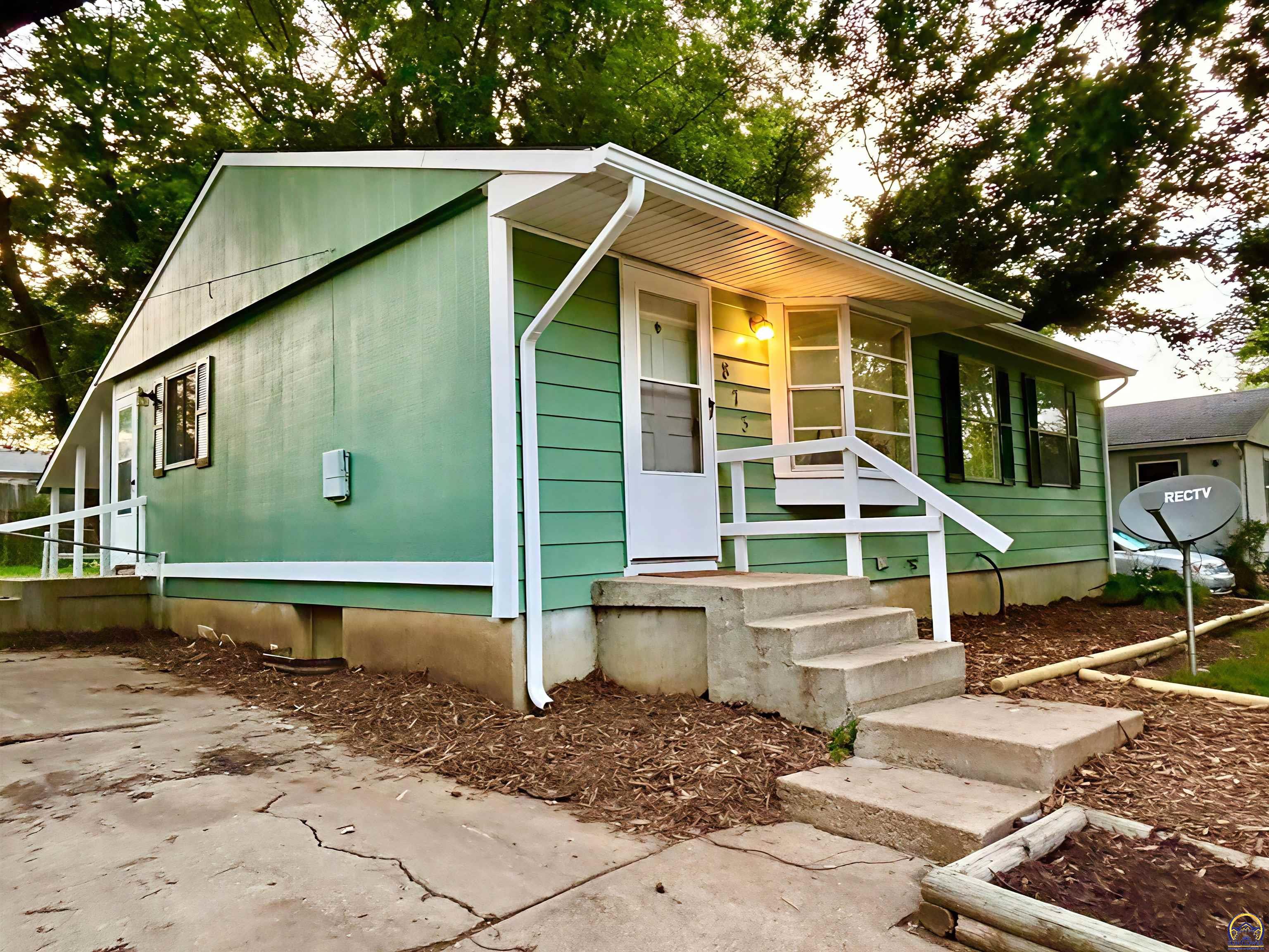 873 Southeast Brookside Drive Topeka, KS 66607 - Photo 1 of 19