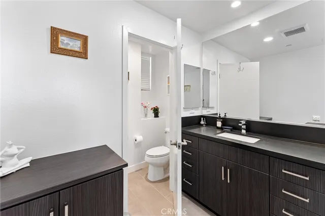 $770,000 | 206 Alamo Court, Long Beach, CA 90802