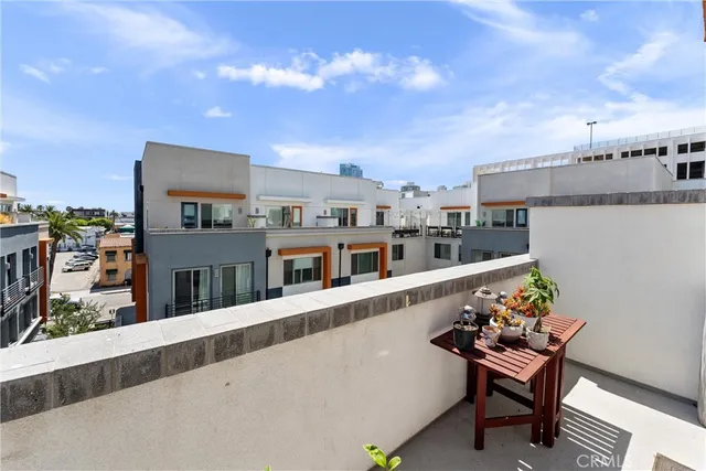 $770,000 | 206 Alamo Court, Long Beach, CA 90802