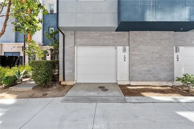 $770,000 | 206 Alamo Court, Long Beach, CA 90802