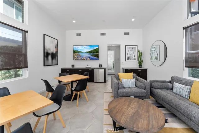 $770,000 | 206 Alamo Court, Long Beach, CA 90802