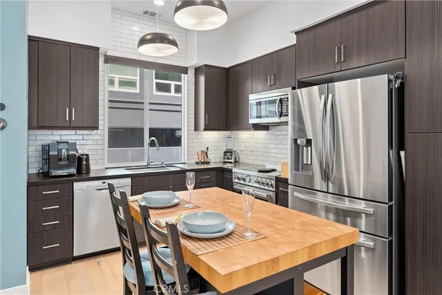 $770,000 | 206 Alamo Court, Long Beach, CA 90802