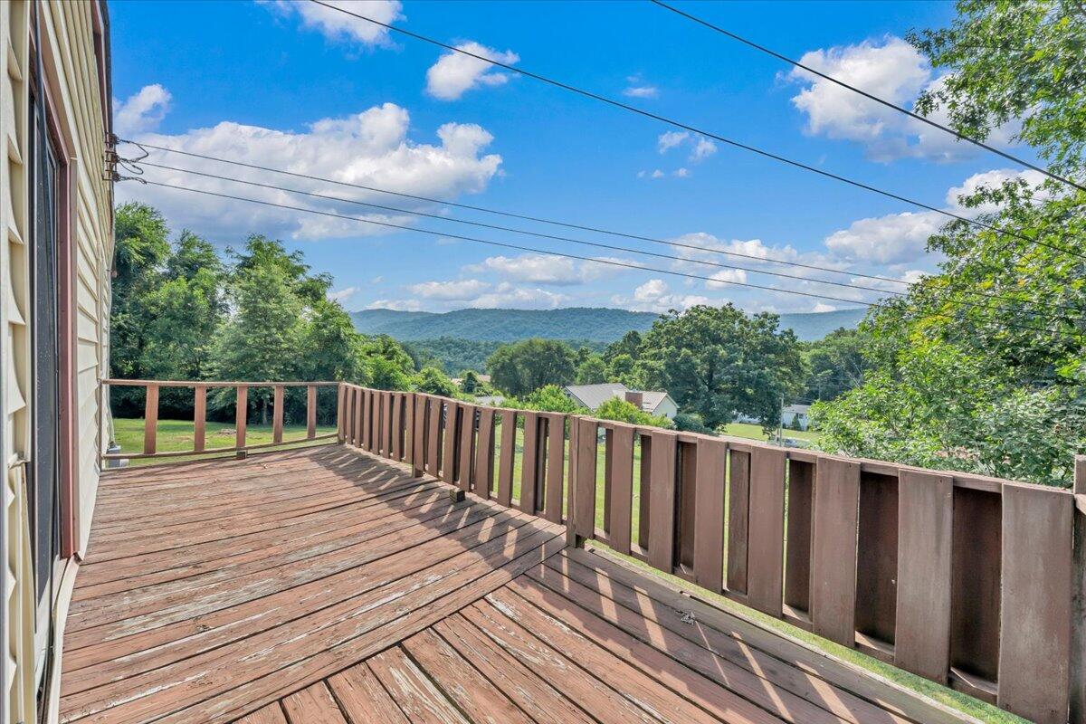 201 Long Avenue Covington, VA 24426 - Photo 25 of 43 a balcony with wooden floor and fence