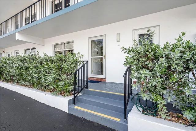 $2,400 | 1501 South Ocean Boulevard, Unit 102, Lauderdale-by-the-Sea, FL 33062