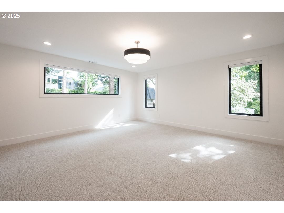 2112 Ridgewood Road Lake Oswego, OR 97034 - Photo 14 of 29 Gallery Image 14