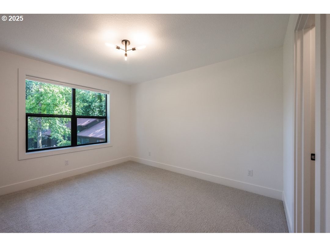 2112 Ridgewood Road Lake Oswego, OR 97034 - Photo 22 of 29 Gallery Image 22