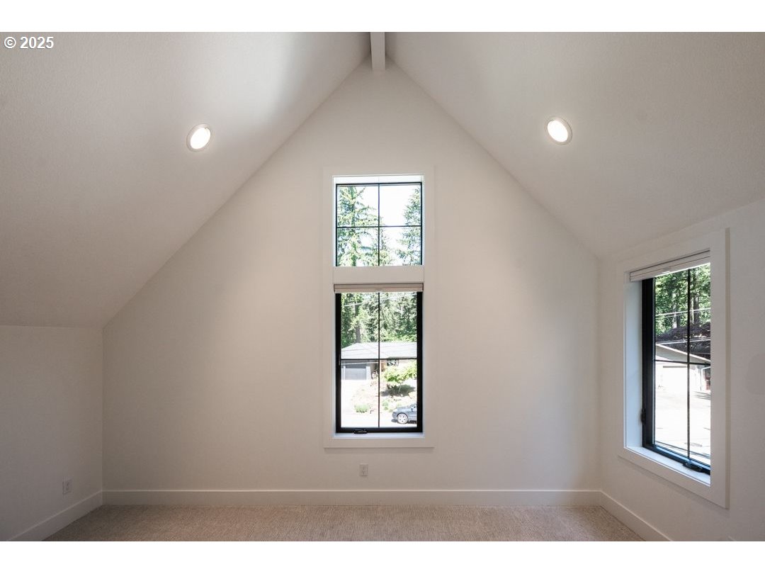 2112 Ridgewood Road Lake Oswego, OR 97034 - Photo 23 of 29 Gallery Image 23