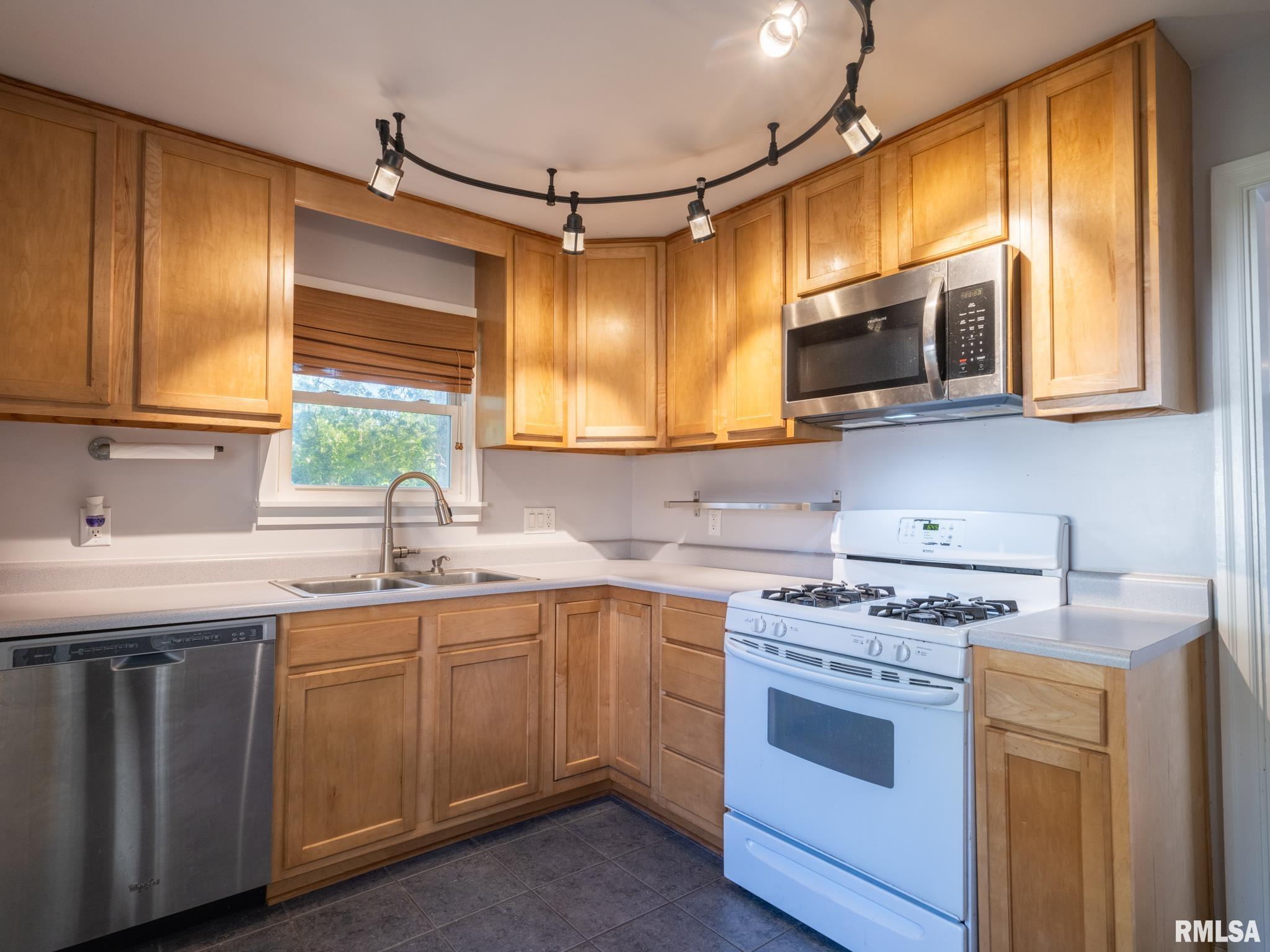 914 West Ridge Road Peoria, IL 61614 - Photo 12 of 34 Gallery Image 12