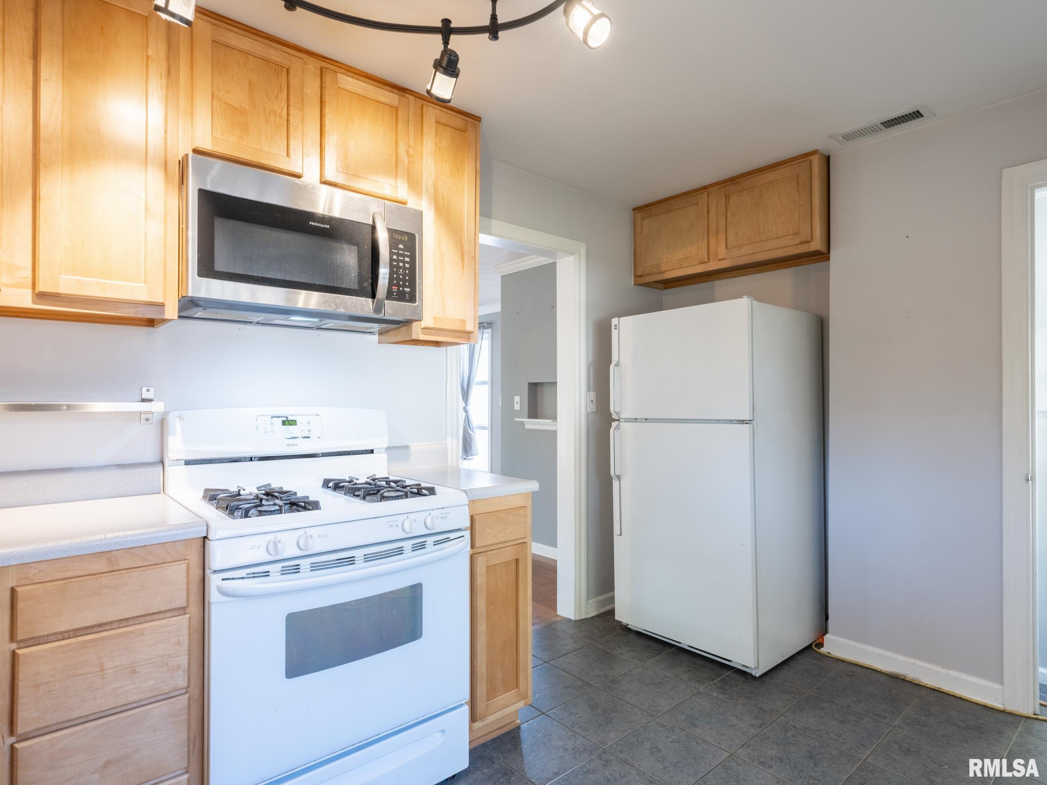 914 West Ridge Road Peoria, IL 61614 - Photo 13 of 34 Gallery Image 13