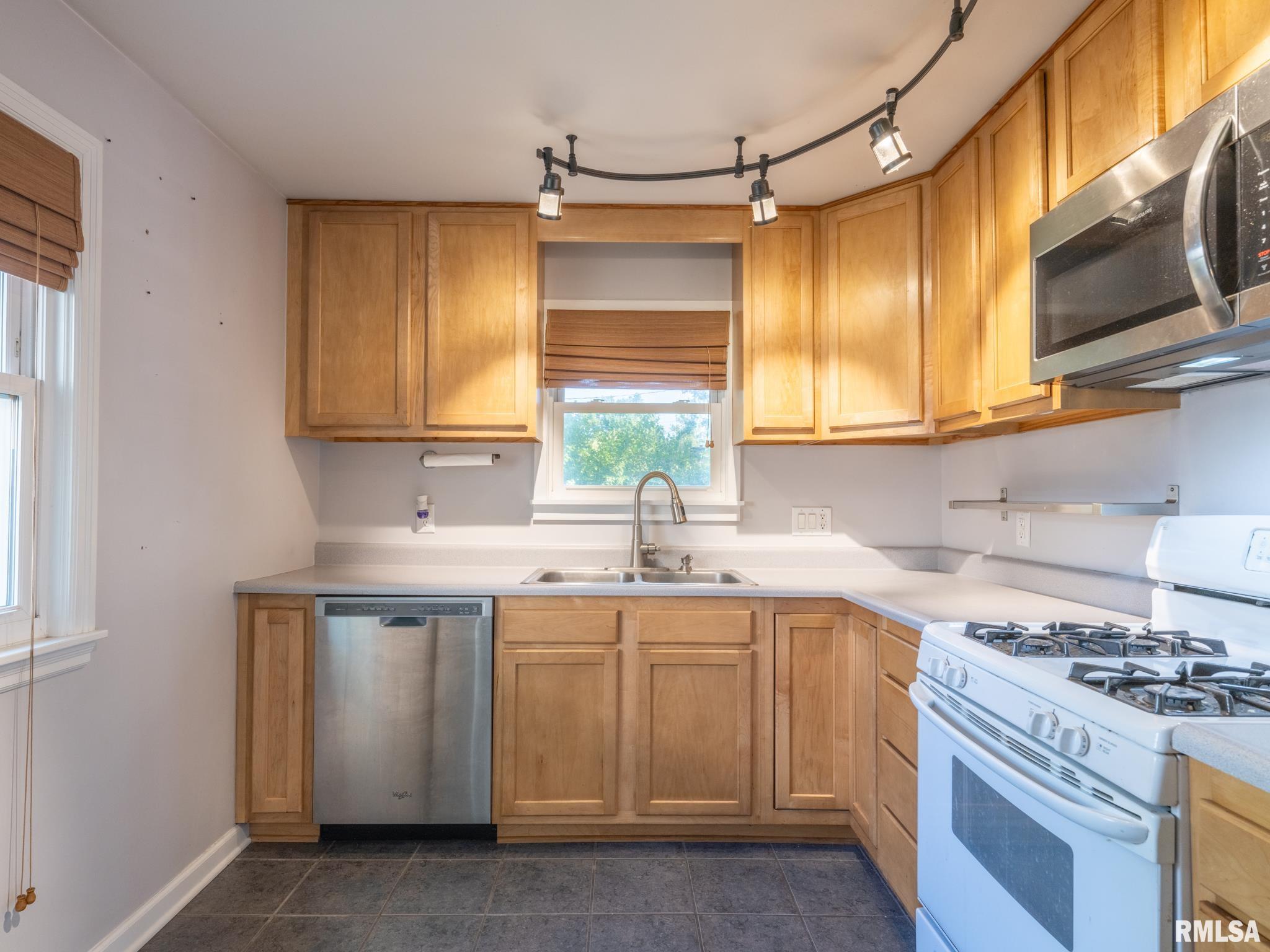 914 West Ridge Road Peoria, IL 61614 - Photo 10 of 34 Gallery Image 10