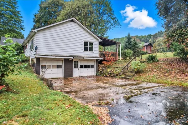 a view of a house with backyard