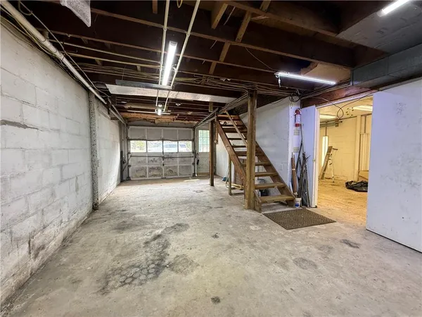 a view of a garage of the house