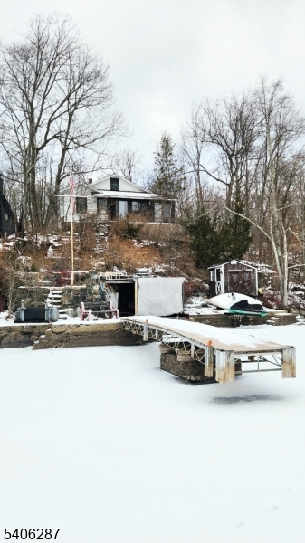 a view of a water fountain in front of a building