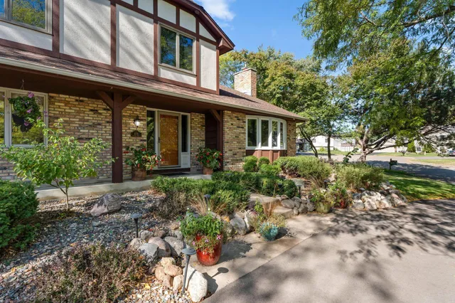 $500,000 | 4715 Pilgrim Lane North, Plymouth, MN 55442