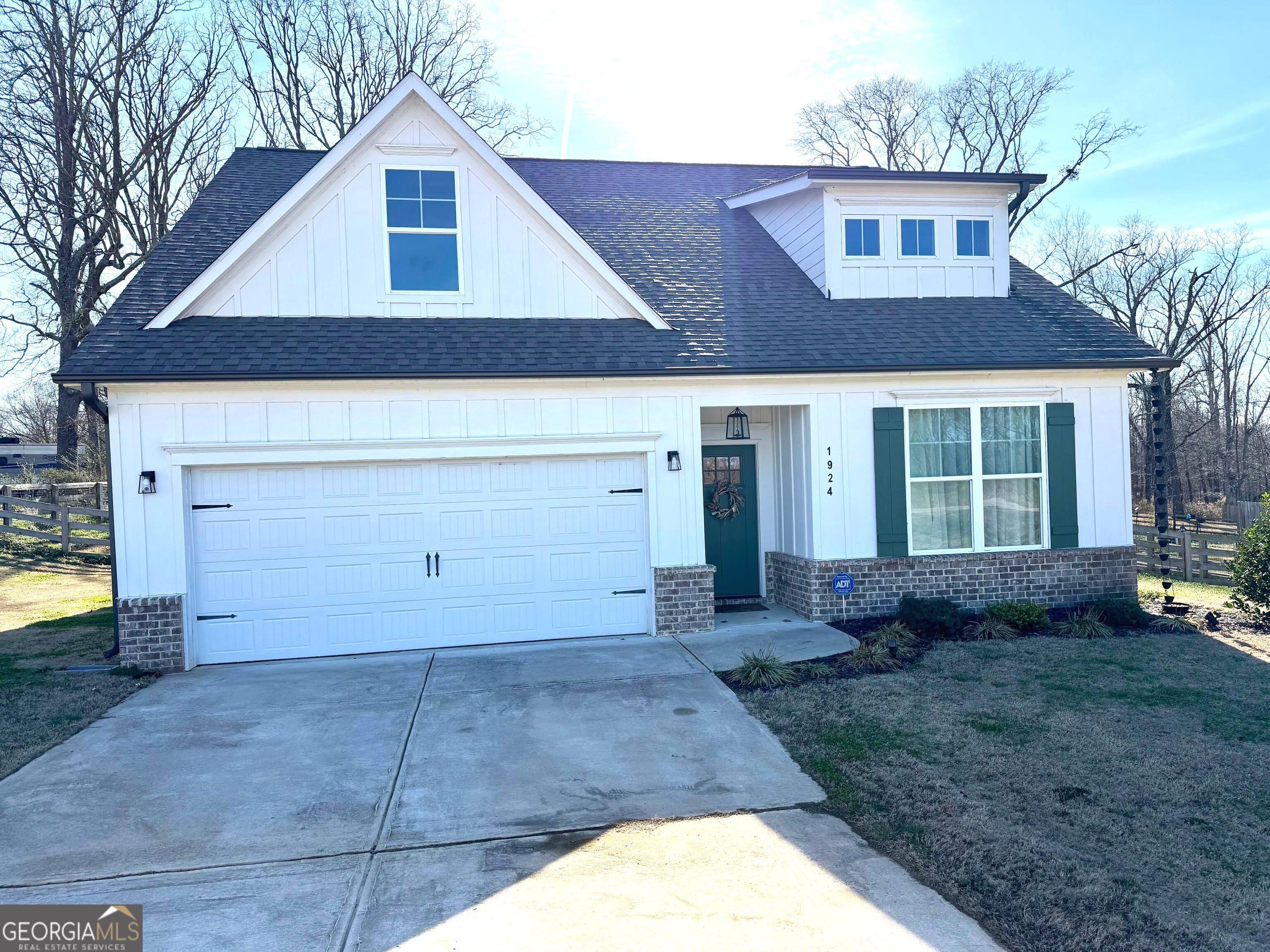 a view of a house with backyard and garden
