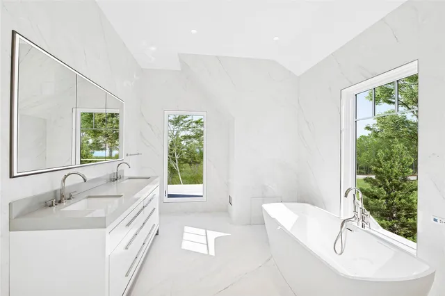 $11,450,000 | 25 Fresh Pond Road, North Haven, NY 11963