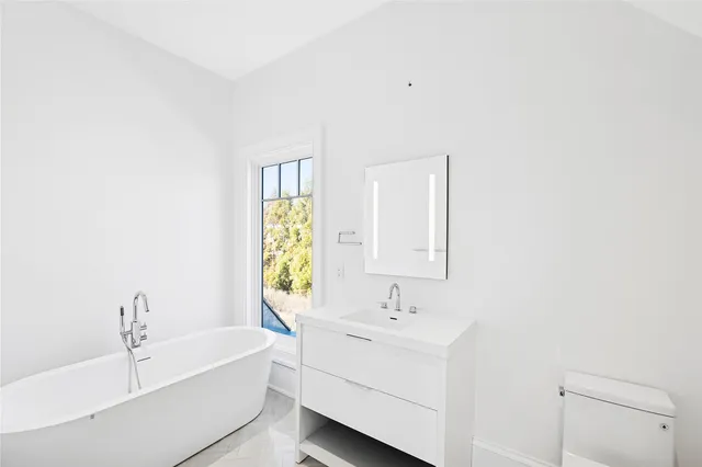 $11,450,000 | 25 Fresh Pond Road, North Haven, NY 11963