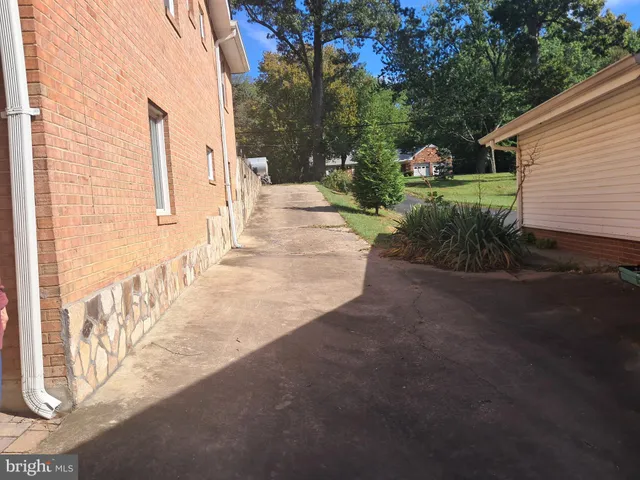 a view of a backyard with pathway