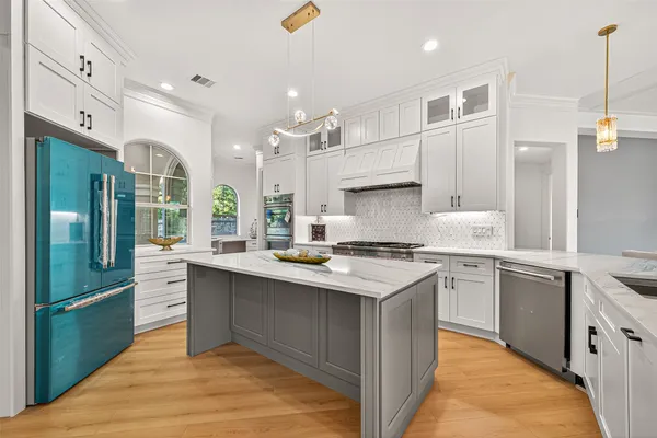 a large kitchen with kitchen island a large counter top