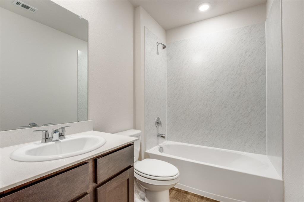 509 Regiment Road Sherman, TX 75090 - Photo 14 of 18 Hall Full Bathroom