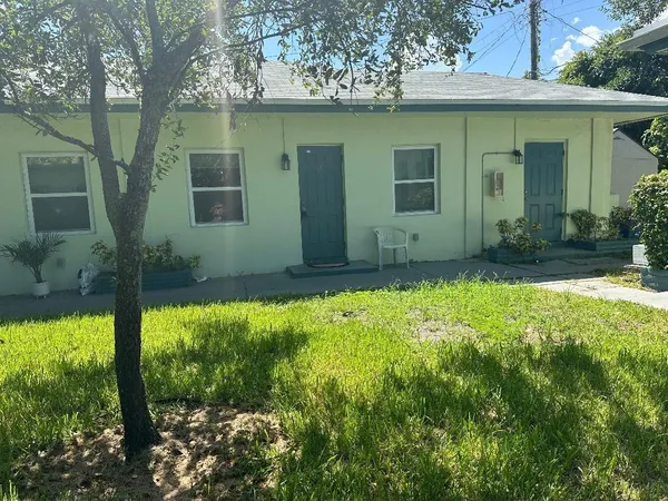 a view of a house with a yard