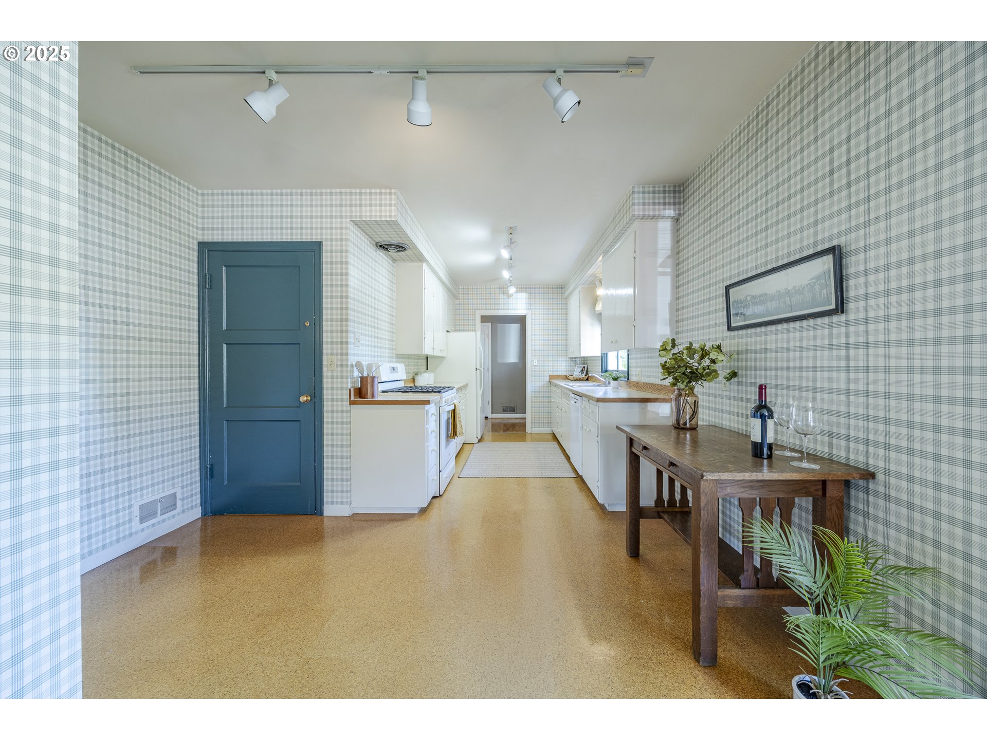 641 City View Boulevard Springfield, OR 97477 - Photo 12 of 48 a kitchen with a table and chairs