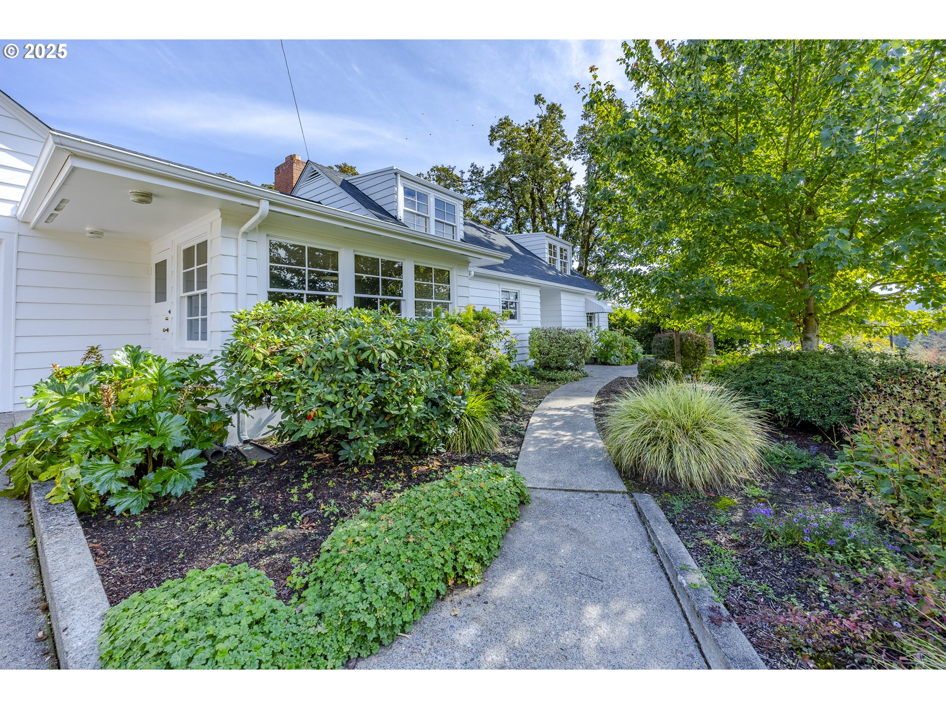 641 City View Boulevard Springfield, OR 97477 - Photo 2 of 48 a front view of a house with a yard