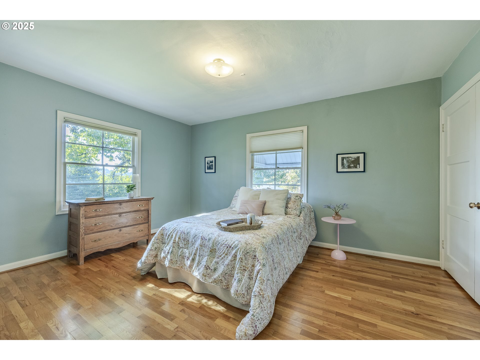 641 City View Boulevard Springfield, OR 97477 - Photo 23 of 48 a bedroom with a bed and a window