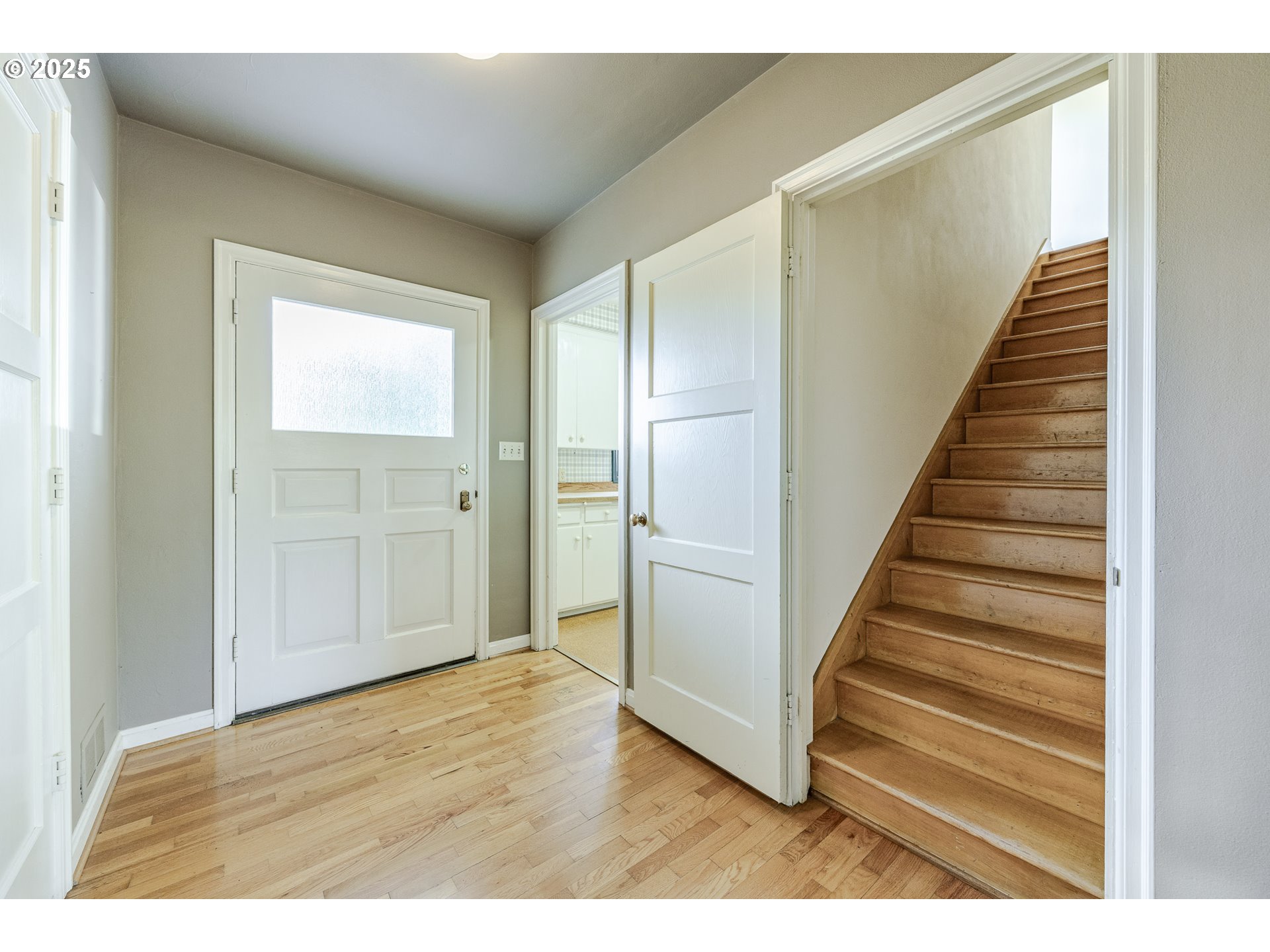 641 City View Boulevard Springfield, OR 97477 - Photo 24 of 48 a view of entryway with wooden floor