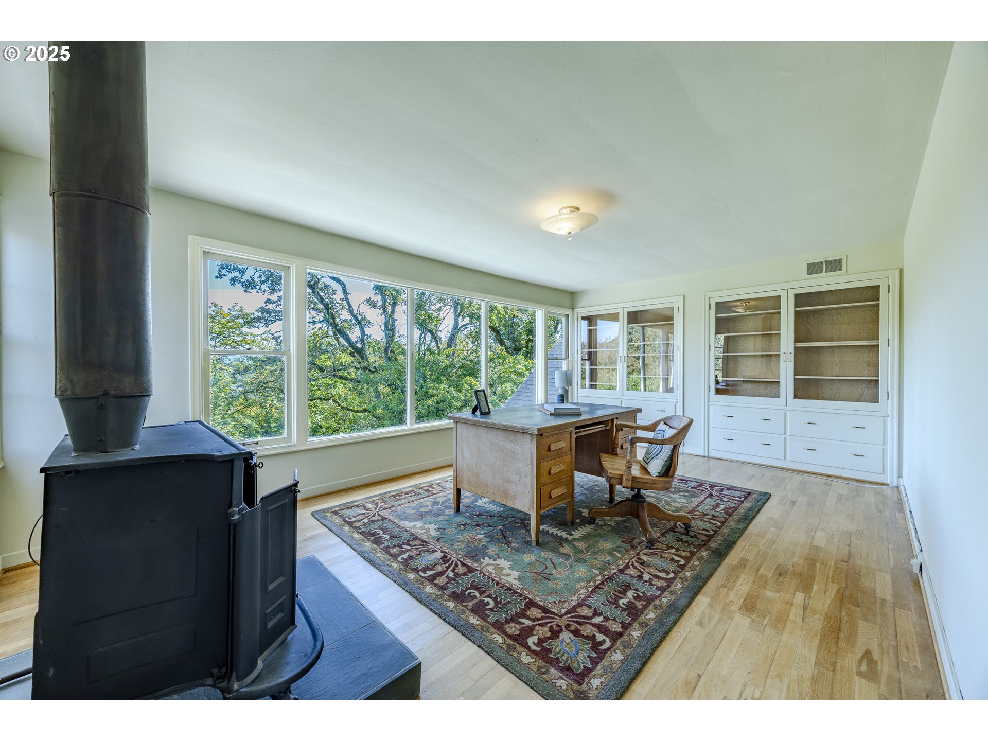 641 City View Boulevard Springfield, OR 97477 - Photo 25 of 48 a view of a work space with a table and chair