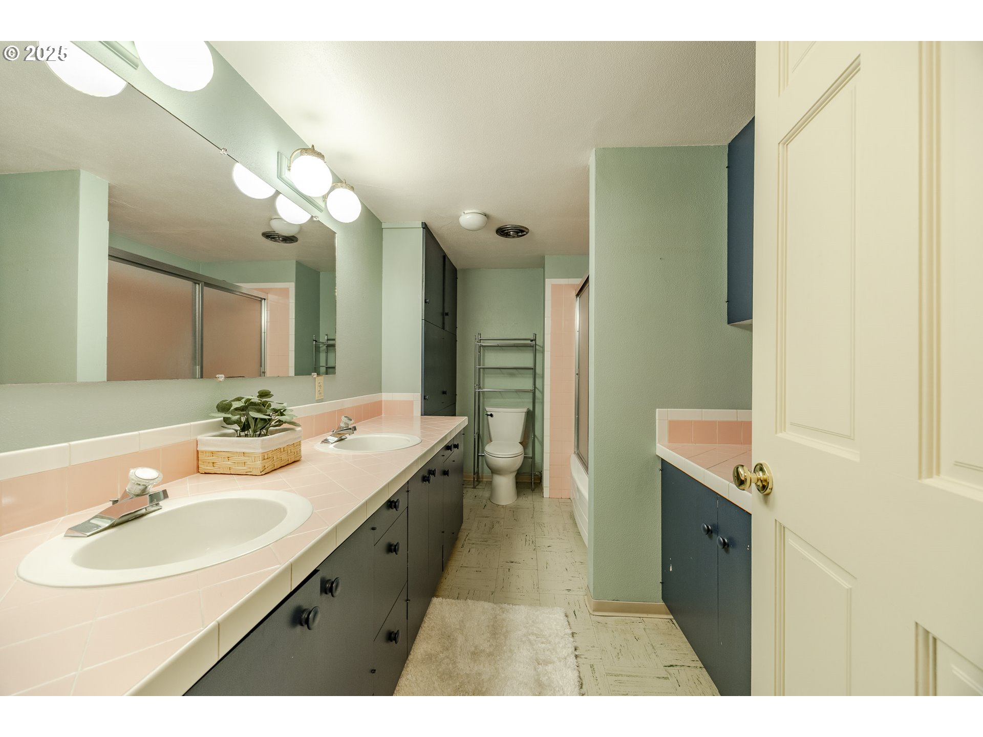 641 City View Boulevard Springfield, OR 97477 - Photo 36 of 48 a bathroom with a sink double vanity granite and a mirror
