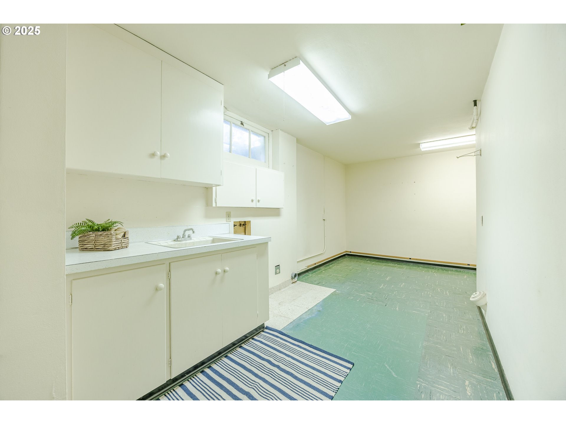 641 City View Boulevard Springfield, OR 97477 - Photo 37 of 48 a kitchen with a sink and cabinets